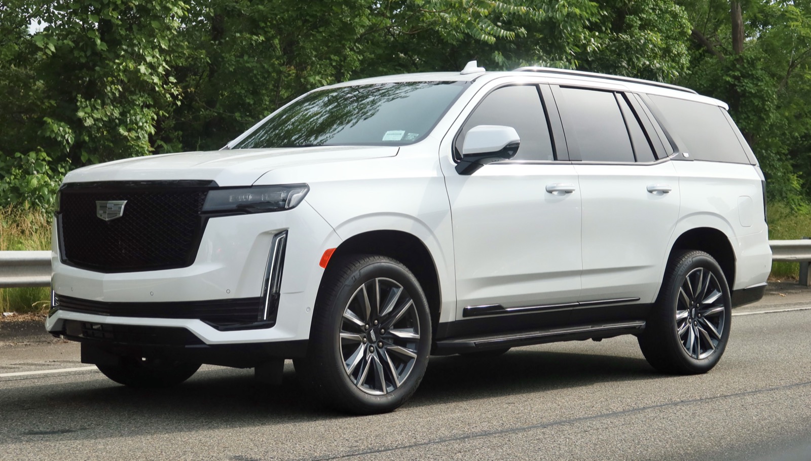 Cadillac Escalade noir.