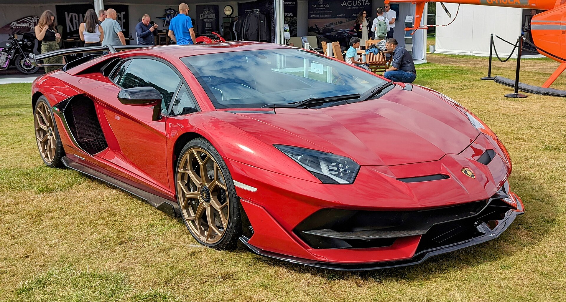 Lamborghini Aventador SVJ rouge, voiture sportive haute performance.