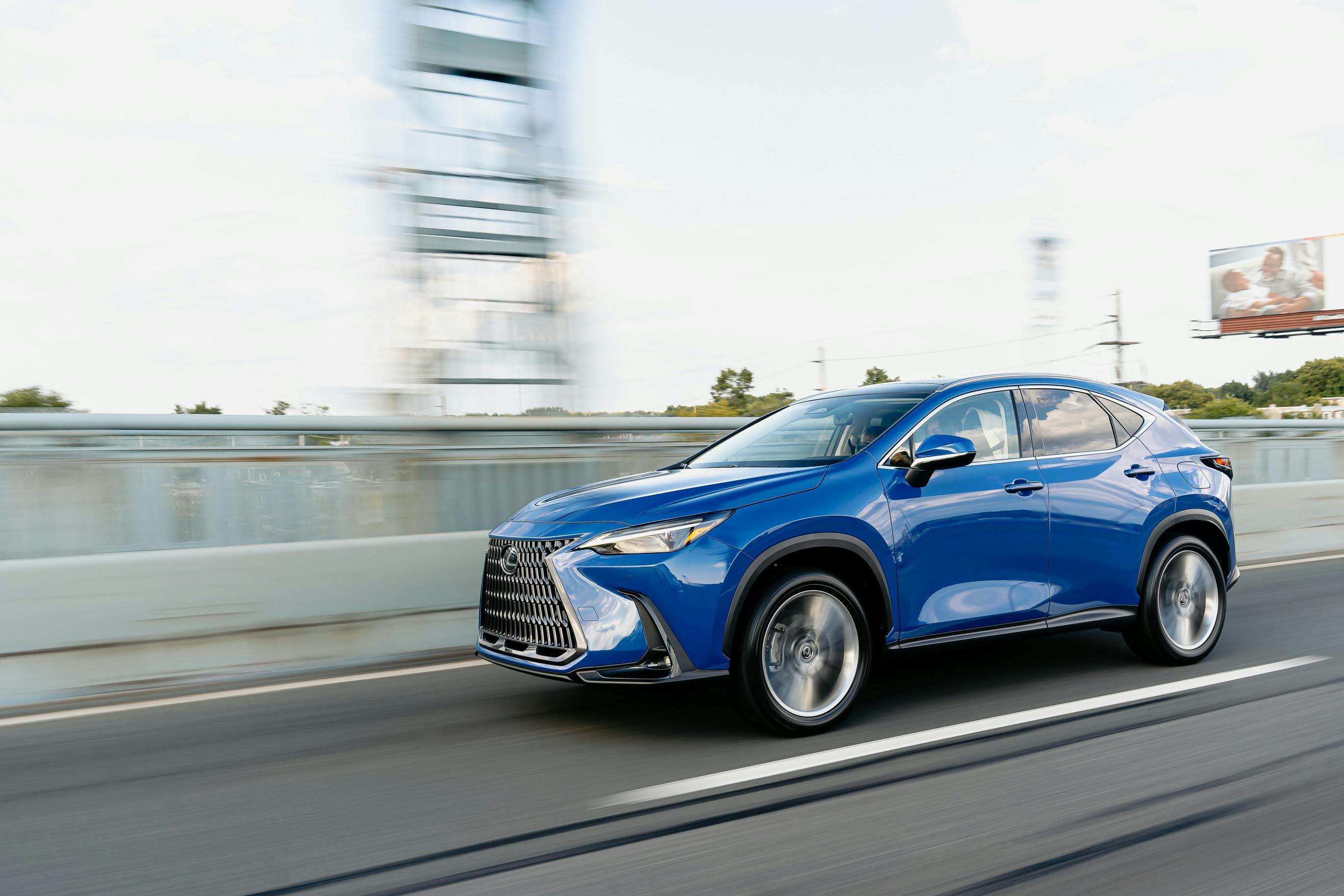 Lexus RX 350 de nuit devant un showroom.