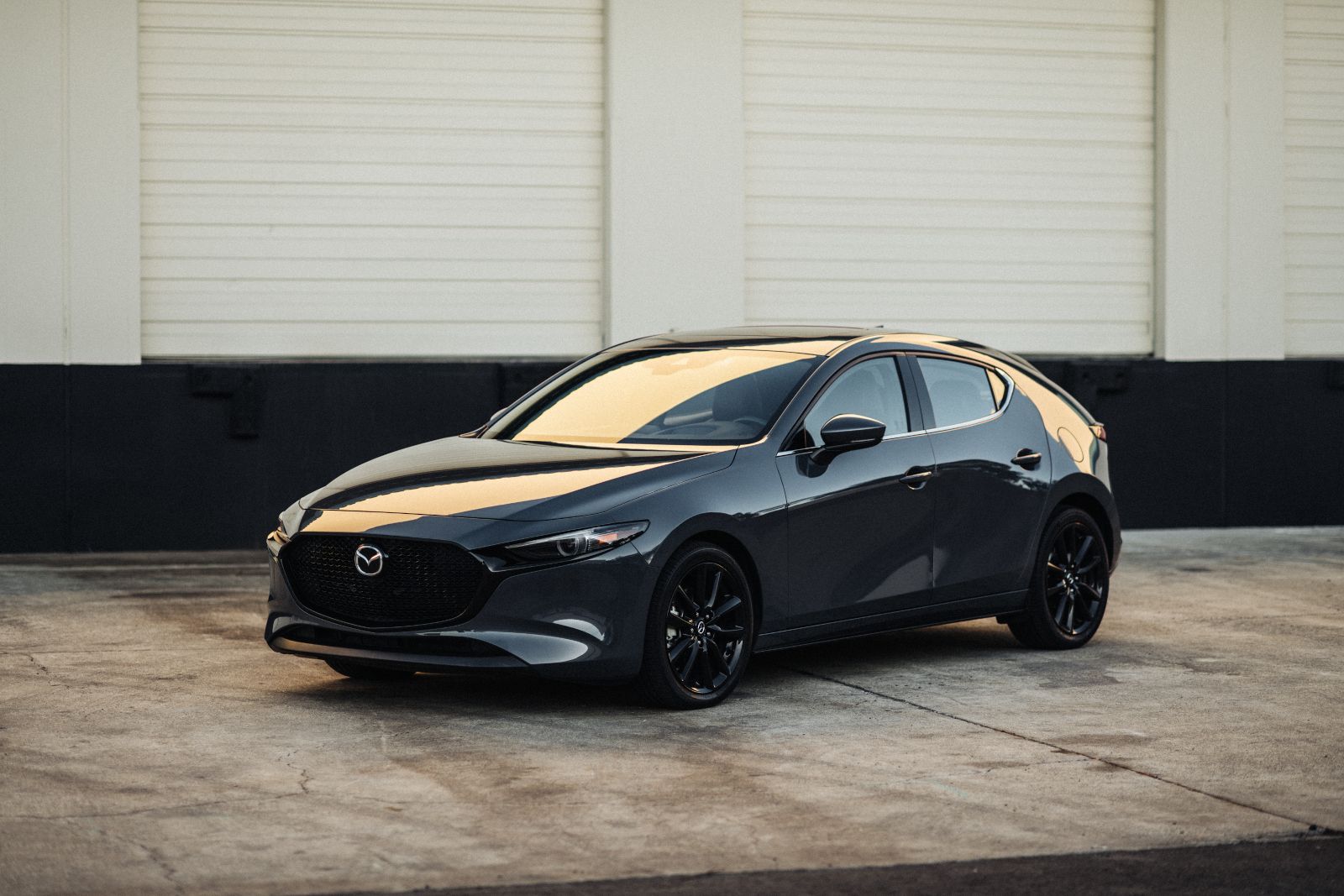 Mazda3 rouge, compacte moderne.