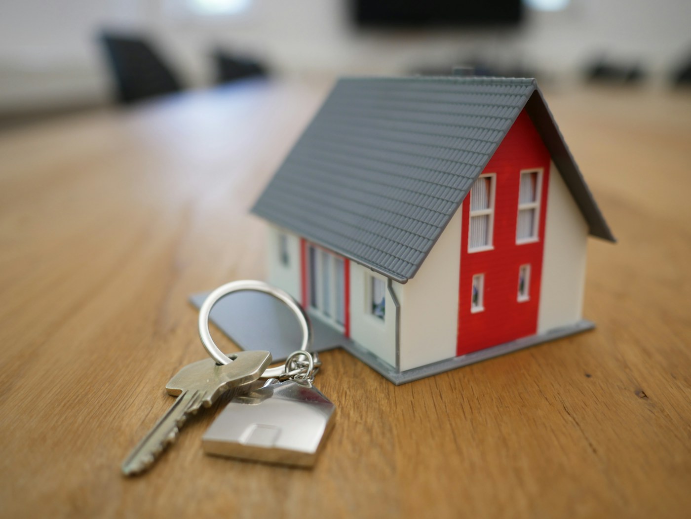 Maison moderne et recherche de logement.