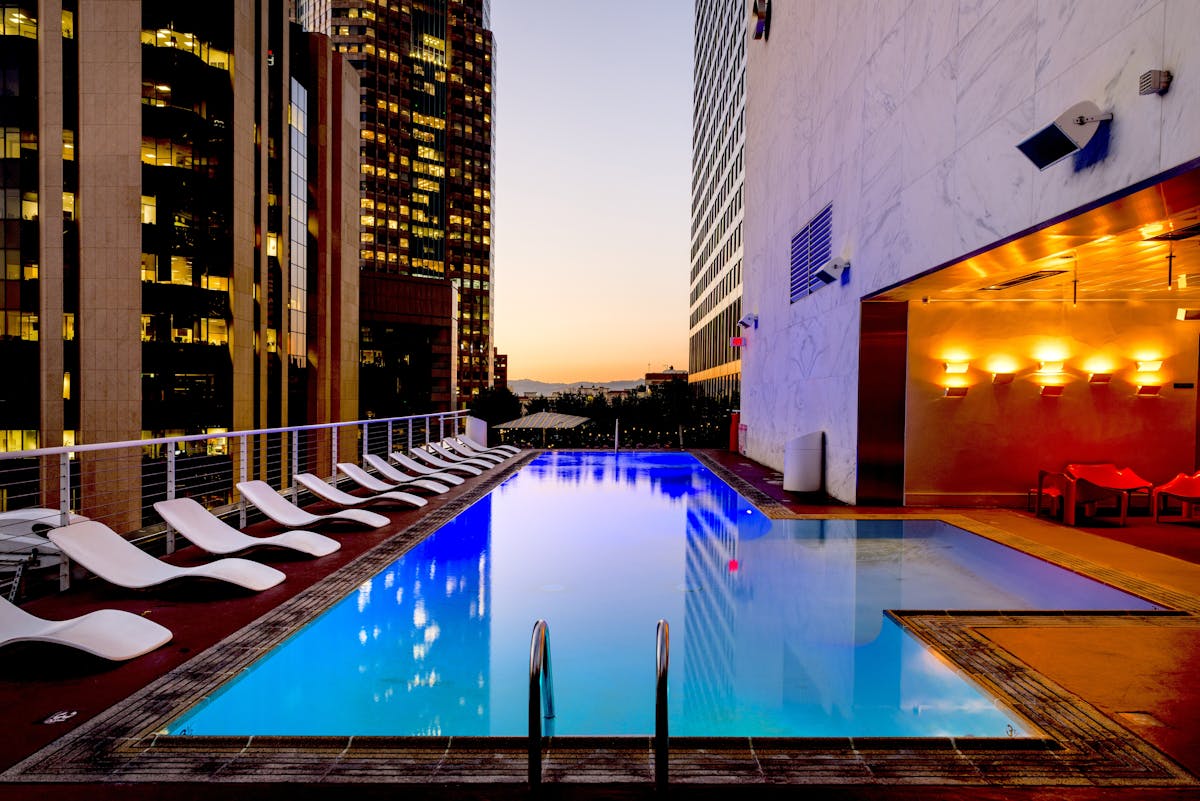 Hôtel moderne avec piscine.