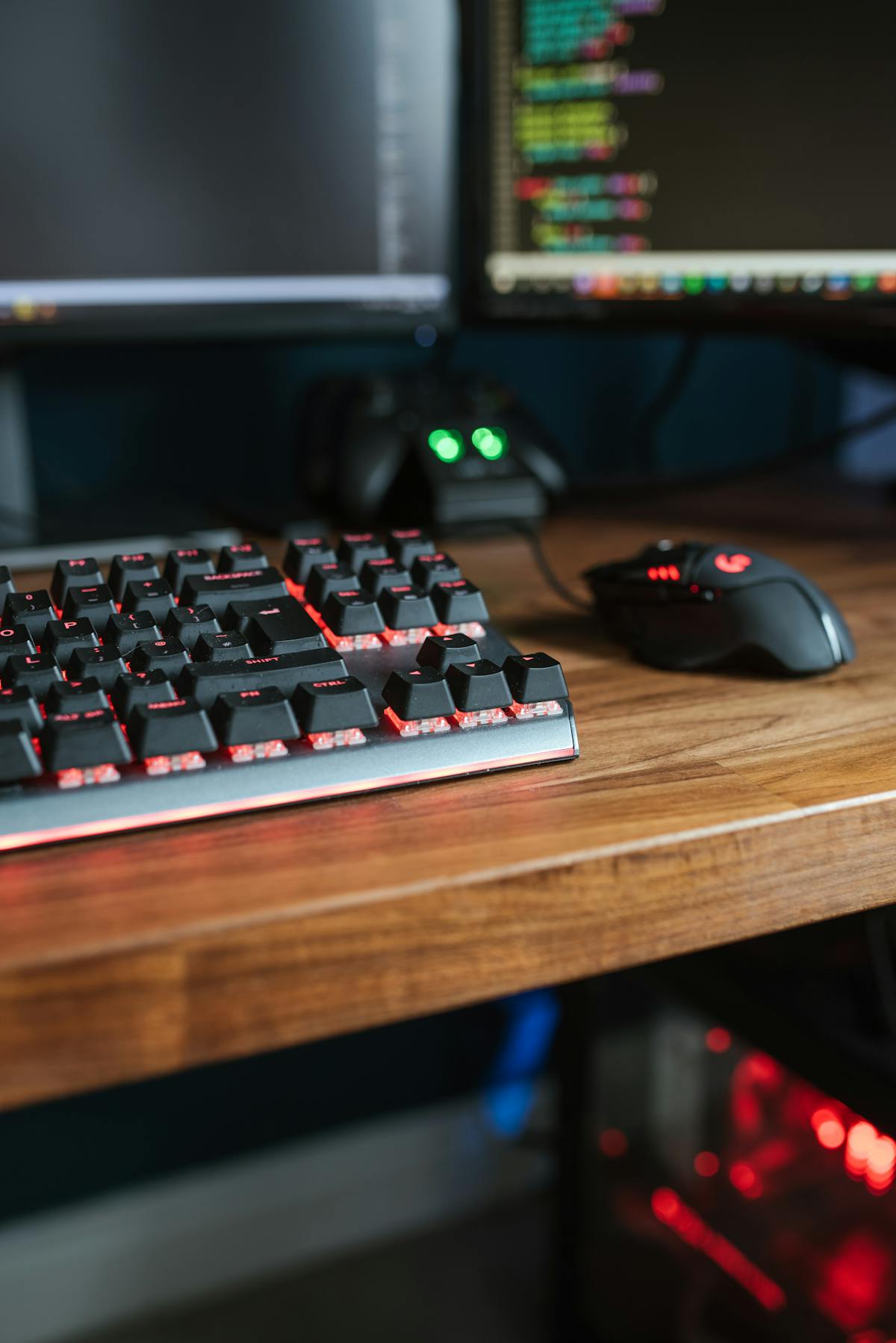 Accessoires électroniques sur un bureau.